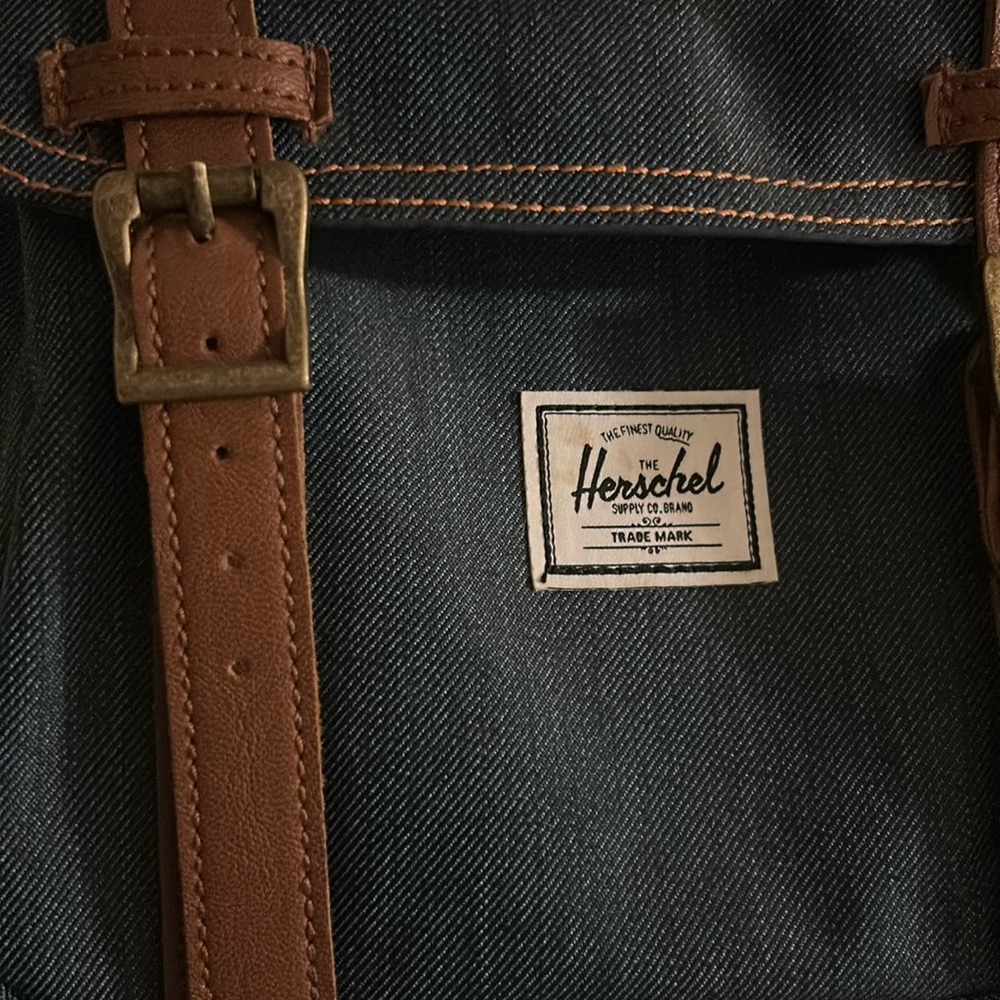 Herschel Supply Company Unisex Blue Little America Backpack.